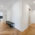 Апартаменти Modern Three-bedroom Masarykova With Private Parking Любляна