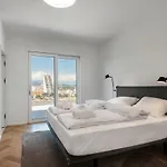 Modern Three-bedroom Masarykova With Private Parking Апартаменти *