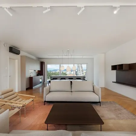 Modern Three-bedroom Masarykova With Private Parking Apartmán